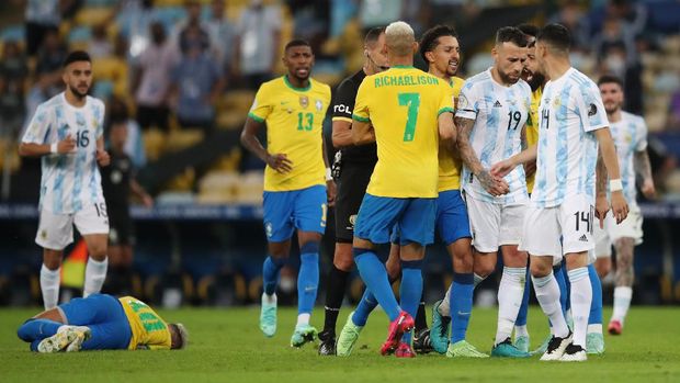 Soccer Football - Copa America  2021 - Final - Brazil v Argentina - Estadio Maracana, Rio de Janeiro, Brazil - July 10, 2021 Brazil's Richarlison talks to the referee as Neymar is on the ground REUTERS/Ricardo Moraes
