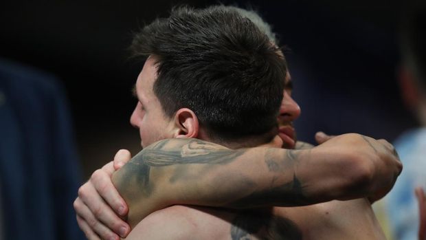 Soccer Football - Copa America  2021 - Final - Brazil v Argentina - Estadio Maracana, Rio de Janeiro, Brazil - July 10, 2021 Brazil's Neymar and Argentina's Lionel Messi after the match REUTERS/Ricardo Moraes