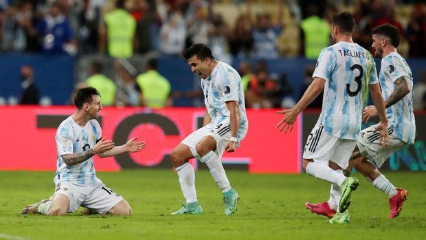 Soccer Football - Copa America  2021 - Final - Brazil v Argentina - Estadio Maracana, Rio de Janeiro, Brazil - July 10, 2021 Argentina's Lionel Messi celebrates after winning the Copa America with teammates REUTERS/Ricardo Moraes