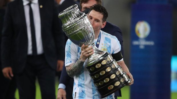 Soccer Football - Copa America  2021 - Final - Brazil v Argentina - Estadio Maracana, Rio de Janeiro, Brazil - July 10, 2021 Argentina's Lionel Messi celebrates winning the Copa America as he kisses the trophy REUTERS/Ricardo Moraes