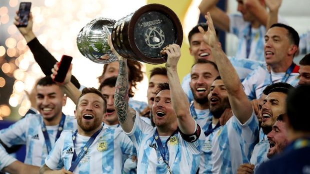 Soccer Football - Copa America  2021 - Final - Brazil v Argentina - Estadio Maracana, Rio de Janeiro, Brazil - July 10, 2021 Argentina's Lionel Messi and teammates celebrate winning the Copa America with the trophy REUTERS/Ricardo Moraes