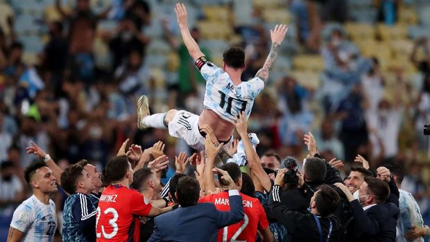 Soccer Football - Copa America  2021 - Final - Brazil v Argentina - Estadio Maracana, Rio de Janeiro, Brazil - July 10, 2021 Argentina's Lionel Messi is thrown in the air by teammates after winning the Copa America REUTERS/Ricardo Moraes