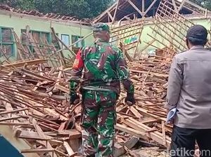 Bangunan SMP di Tasikmalaya Ambruk  Diguyur Hujan Deras Bangunan SMP di Tasikmalaya Ambruk  Diguyur Hujan Deras