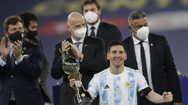 Argentina's Lionel Messi holds the Copa America top scorer trophy  at the Maracana stadium in Rio de Janeiro, Brazil, Saturday, July 10, 2021. Argentina beat Brazil 1-0 in the final match. (AP Photo/Andre Penner)