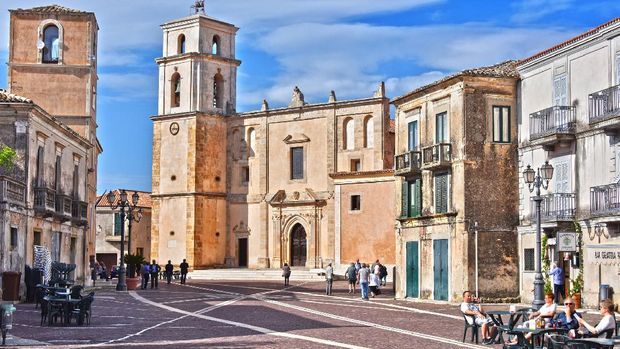 desa-desa Cantik di Italia SANTA SEVERINA, ITALY - MAY 24, 2018: Architecture of Santa Severina in the Province of Croton, Calabria, Italy.