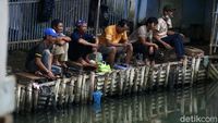 Duh, Warga Asyik Memancing Tanpa Prokes di Tengah PPKM Darurat