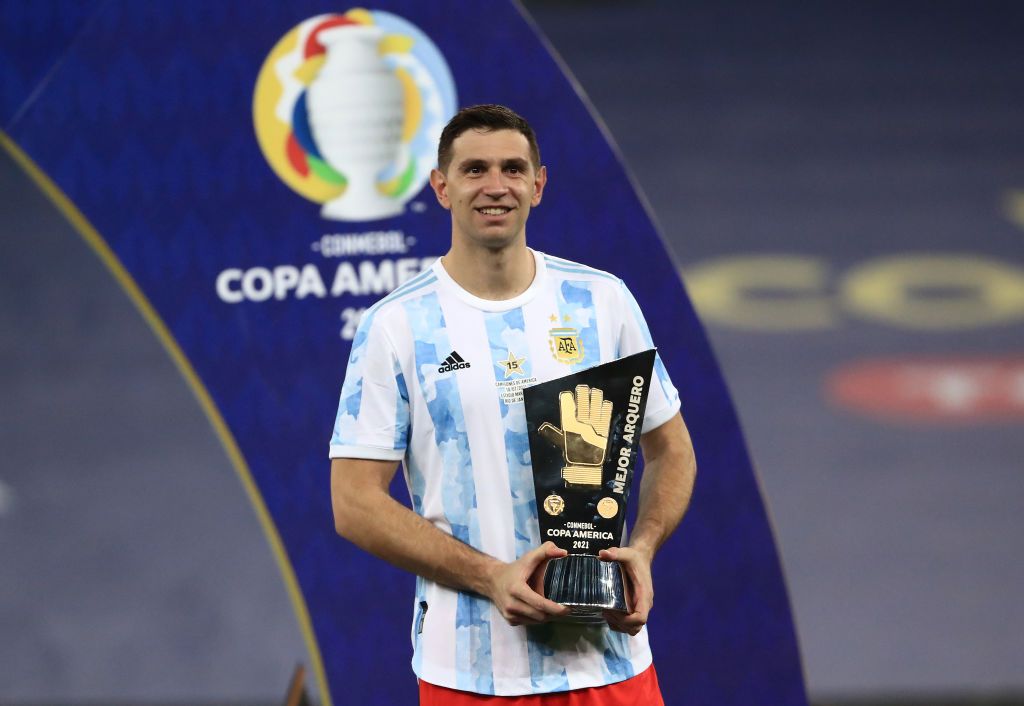 RIO DE JANEIRO, BRAZIL - JULY 10: Emiliano Martinez of Argentina smiles with the best goalkeeper award after winning the final of Copa America Brazil 2021 between Brazil and Argentina at Maracana Stadium on July 10, 2021 in Rio de Janeiro, Brazil. (Photo by Buda Mendes/Getty Images)