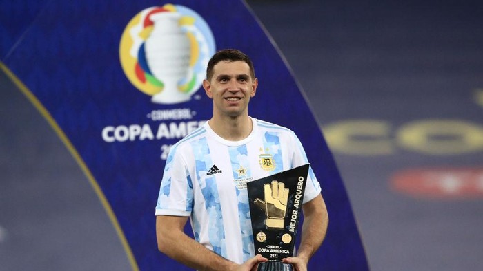 RIO DE JANEIRO, BRAZIL - JULY 10: Emiliano Martinez of Argentina smiles with the best goalkeeper award after winning the final of Copa America Brazil 2021 between Brazil and Argentina at Maracana Stadium on July 10, 2021 in Rio de Janeiro, Brazil. (Photo by Buda Mendes/Getty Images)