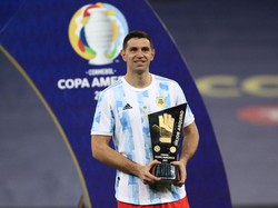 Messi Mantap, tapi Emiliano Martinez Tak Kalah Memikat!