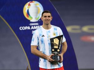Messi Mantap, tapi Emiliano Martinez Tak Kalah Memikat! Messi Mantap, tapi Emiliano Martinez Tak Kalah Memikat!