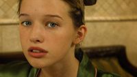 Potret Ever Anderson, Pemeran Natasha Romanoff Cilik di Black Widow