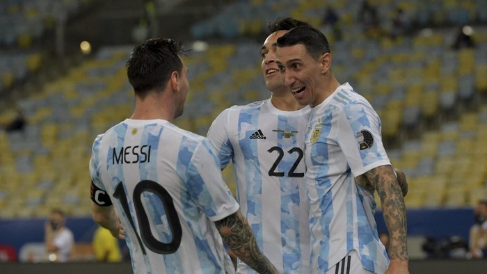 Argentinas Angel Di Maria (R) celebrates with teammates Lautaro Martinez (C) and Lionel Messi after scoring against Brazil during their Conmebol 2021 Copa America football tournament final match at Maracana Stadium in Rio de Janeiro, Brazil, on July 10, 2021. (Photo by NELSON ALMEIDA / AFP)