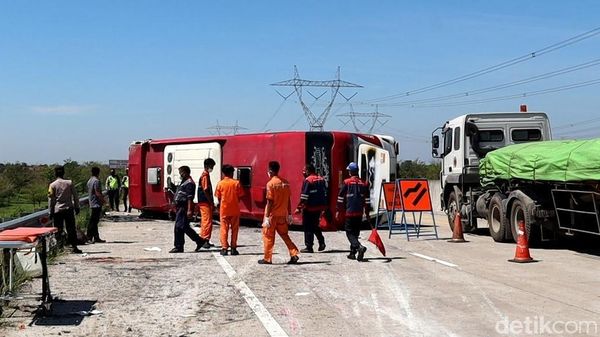 Foto-foto Kecelakaan Bus di Tol Pemalang