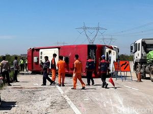 Foto-foto Kecelakaan Bus di Tol Pemalang