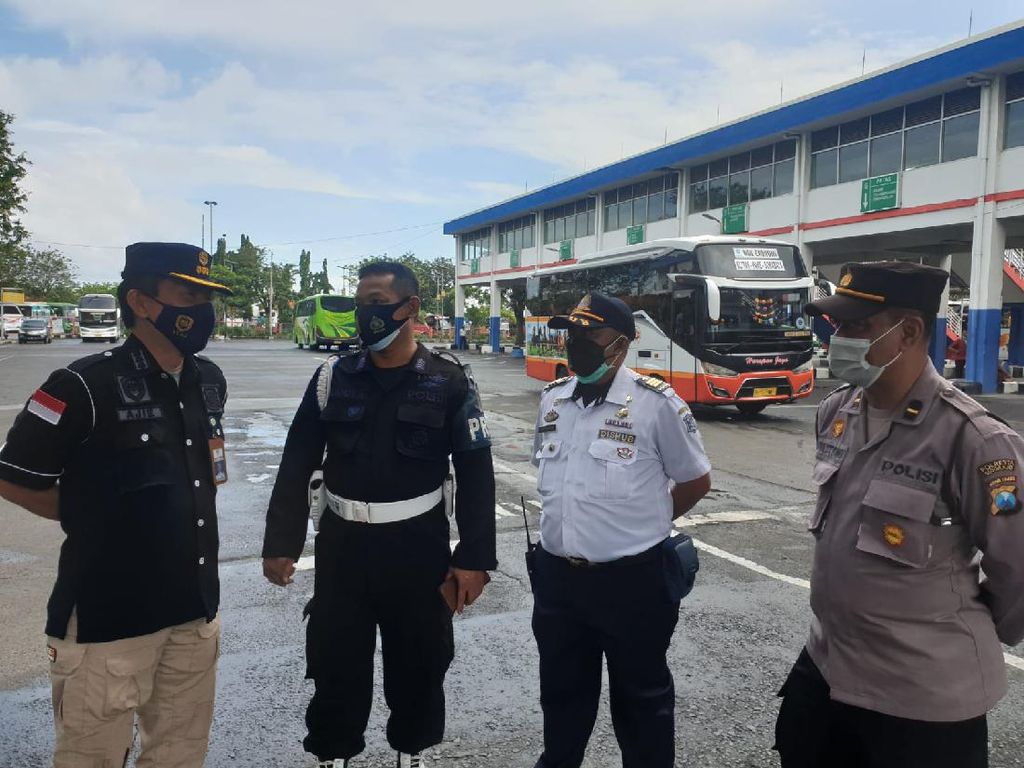 Awak Bus Tak Punya Surat Vaksin-Swab Antigen Dilarang Beroperasi di Bungurasih Awak Bus Tak Punya Surat Vaksin-Swab Antigen Dilarang Beroperasi di Bungurasih