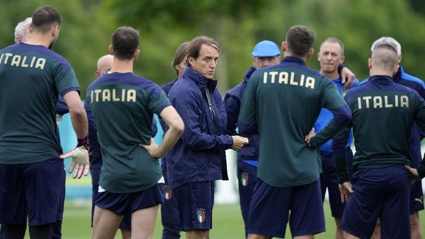 Italy's manager Roberto Mancini speaks to his players during a training session at Tottenham Hotspur training ground in London, Saturday, July 10, 2021 ahead of the Euro 2020 soccer championship final match against England at Wembley Stadium on Sunday. (AP Photo/Frank Augstein)