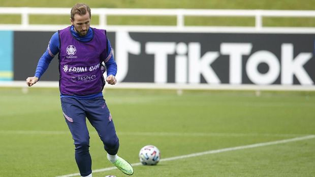 England's Harry Kane controls the ball during a training session at St George's Park, Burton upon Trent, England, Saturday July 10, 2021, ahead of their Euro 2020 soccer championship final match against Italy at Wembley Stadium on Sunday. (AP Photo/Dave Thompson)