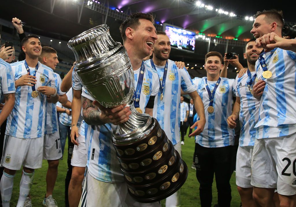 RIO DE JANEIRO, BRAZIL - JULY 10: Lionel Messi of Argentina smiles with the trophy as he celebrates with teammates after winning the final of Copa America Brazil 2021 between Brazil and Argentina at Maracana Stadium on July 10, 2021 in Rio de Janeiro, Brazil. (Photo by Buda Mendes/Getty Images)