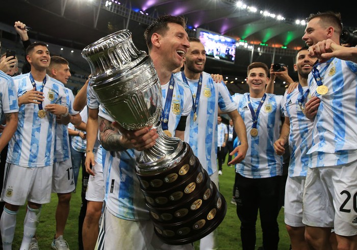 RIO DE JANEIRO, BRAZIL - JULY 10: Lionel Messi of Argentina smiles with the trophy as he celebrates with teammates after winning the final of Copa America Brazil 2021 between Brazil and Argentina at Maracana Stadium on July 10, 2021 in Rio de Janeiro, Brazil. (Photo by Buda Mendes/Getty Images)