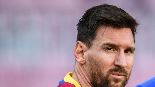 BARCELONA, SPAIN - MAY 08: Lionel Messi of FC Barcelona looks on during the La Liga Santander match between FC Barcelona and Atletico de Madrid at Camp Nou on May 08, 2021 in Barcelona, Spain. Sporting stadiums around Spain remain under strict restrictions due to the Coronavirus Pandemic as Government social distancing laws prohibit fans inside venues resulting in games being played behind closed doors. (Photo by David Ramos/Getty Images)