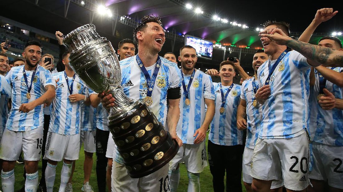 Lionel Messi akhirnya meraih gelar juara bersama Argentina di Copa America 2021 (Foto: Getty Images/Buda Mendes)