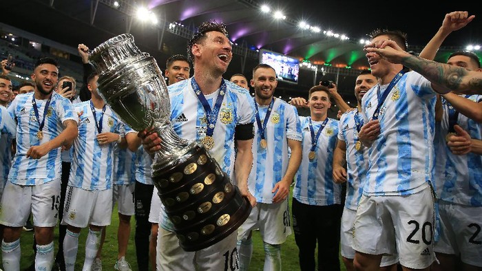 RIO DE JANEIRO, BRAZIL - JULY 10: Lionel Messi of Argentina smiles with the trophy as he celebrates with teammates after winning the final of Copa America Brazil 2021 between Brazil and Argentina at Maracana Stadium on July 10, 2021 in Rio de Janeiro, Brazil. (Photo by Buda Mendes/Getty Images)