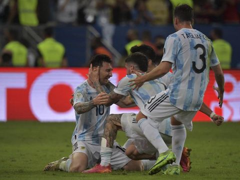 Argentina's Lionel Messi (L) celebrates with teammates after winning the Conmebol 2021 Copa America football tournament final match against Brazil at Maracana Stadium in Rio de Janeiro, Brazil, on July 10, 2021. (Photo by NELSON ALMEIDA / AFP)