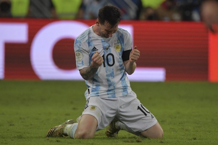 Argentinas Lionel Messi celebrates after winning the Conmebol 2021 Copa America football tournament final match against Brazil at Maracana Stadium in Rio de Janeiro, Brazil, on July 10, 2021. (Photo by NELSON ALMEIDA / AFP)