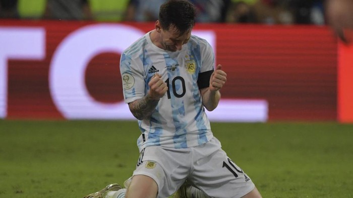 Argentinas Lionel Messi celebrates after winning the Conmebol 2021 Copa America football tournament final match against Brazil at Maracana Stadium in Rio de Janeiro, Brazil, on July 10, 2021. (Photo by NELSON ALMEIDA / AFP)