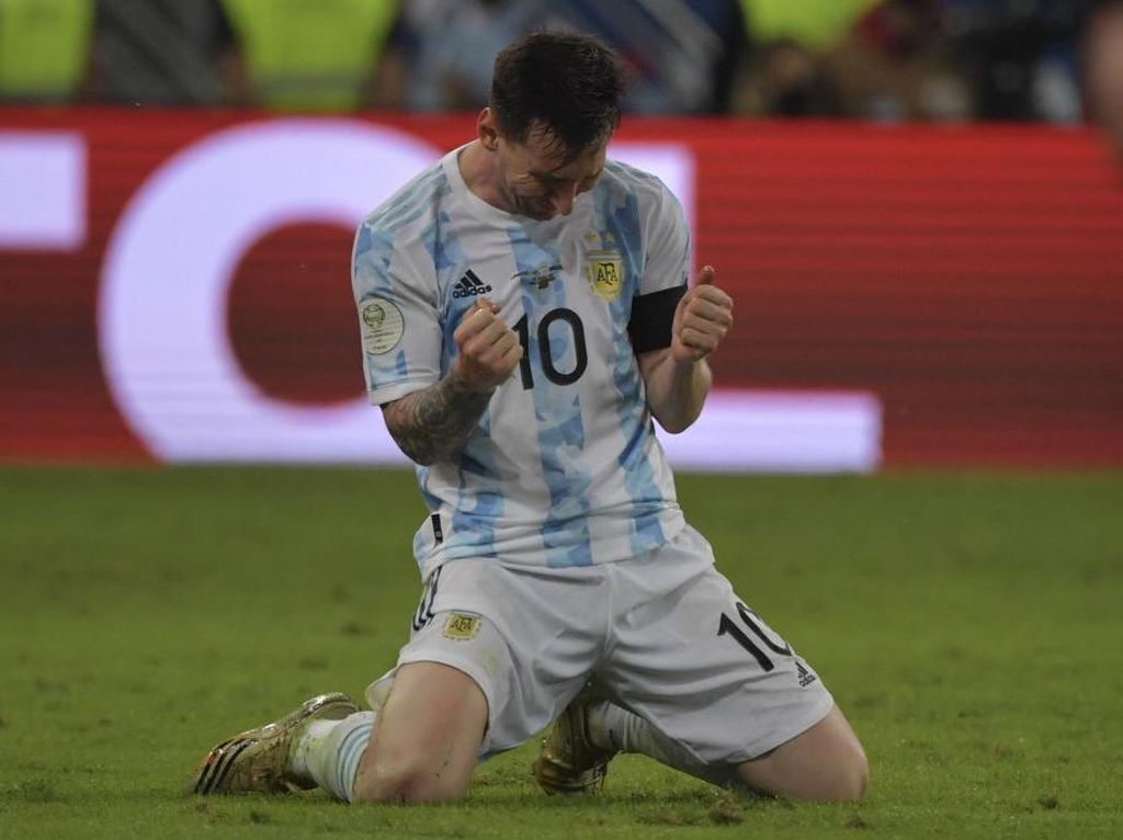Akhirnya! Messi Bersimpuh Usai Argentina Juara Copa America 2021