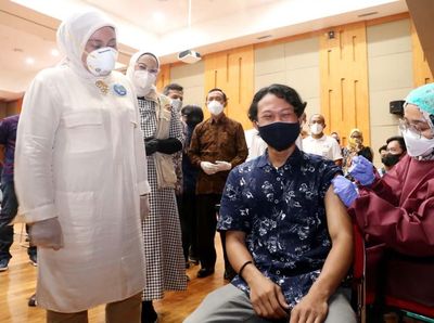 Momen Menaker Tinjau Vaksinasi Gotong Royong di Karawang