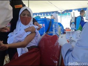 Momen Siswa Ikuti Vaksinasi COVID-19, Semangat hingga Menangis Histeris Momen Siswa Ikuti Vaksinasi COVID-19, Semangat hingga Menangis Histeris