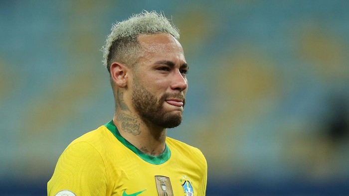RIO DE JANEIRO, BRAZIL - JULY 10: Neymar Jr. of Brazil cries after losing the final of Copa America Brazil 2021 between Brazil and Argentina at Maracana Stadium on July 10, 2021 in Rio de Janeiro, Brazil. (Photo by Alexandre Schneider/Getty Images)