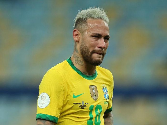 RIO DE JANEIRO, BRAZIL - JULY 10: Neymar Jr. of Brazil cries after losing the final of Copa America Brazil 2021 between Brazil and Argentina at Maracana Stadium on July 10, 2021 in Rio de Janeiro, Brazil. (Photo by Alexandre Schneider/Getty Images)
