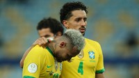 Neymar, yang larut dalam kesedihan, dirangkul Marquinhos. (Foto: Getty Images/Alexandre Schneider)