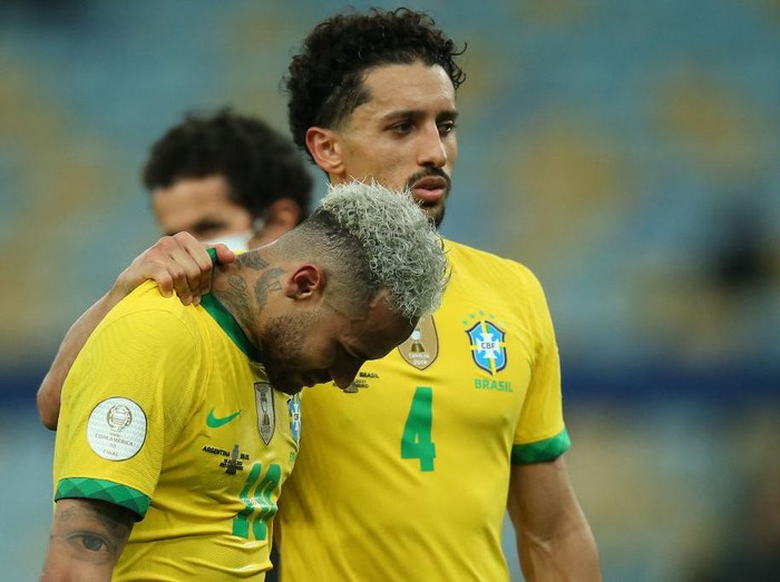 RIO DE JANEIRO, BRAZIL - JULY 10: Neymar Jr. of Brazil is comforted by teammate Marquinhos after the final of Copa America Brazil 2021 between Brazil and Argentina at Maracana Stadium on July 10, 2021 in Rio de Janeiro, Brazil. (Photo by Alexandre Schneider/Getty Images)