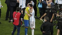 Messi, yang juara bersama Argentina, ikut menghibur Neymar. (Foto: AP/Silvia Izquierdo)