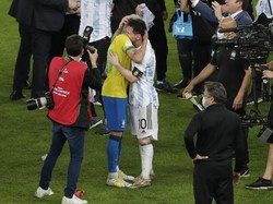 Messi, yang juara bersama Argentina, ikut menghibur Neymar. (Foto: AP/Silvia Izquierdo)