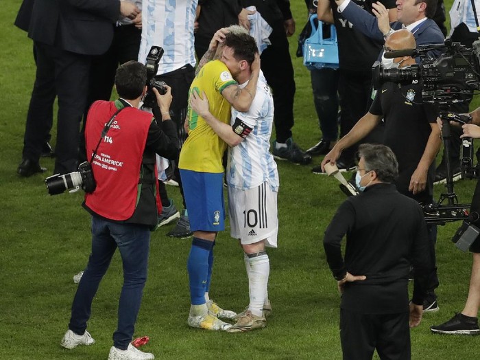 Brazil's Neymar, left, embraces Brazil's Neymar at the end of the Copa America final soccer match at Maracana stadium in Rio de Janeiro, Brazil, Saturday, July 10, 2021. Argentina won 1-0. (AP Photo/Silvia Izquierdo)