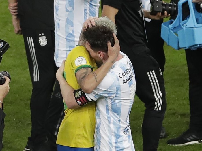 Brazil's Neymar, left, embraces Brazil's Neymar at the end of the Copa America final soccer match at Maracana stadium in Rio de Janeiro, Brazil, Saturday, July 10, 2021. Argentina won 1-0. (AP Photo/Silvia Izquierdo)