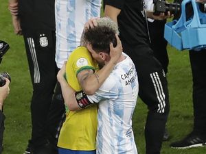 Terungkap! Ini Isi Obrolan Messi dan Neymar Usai Final Copa America Terungkap! Ini Isi Obrolan Messi dan Neymar Usai Final Copa America