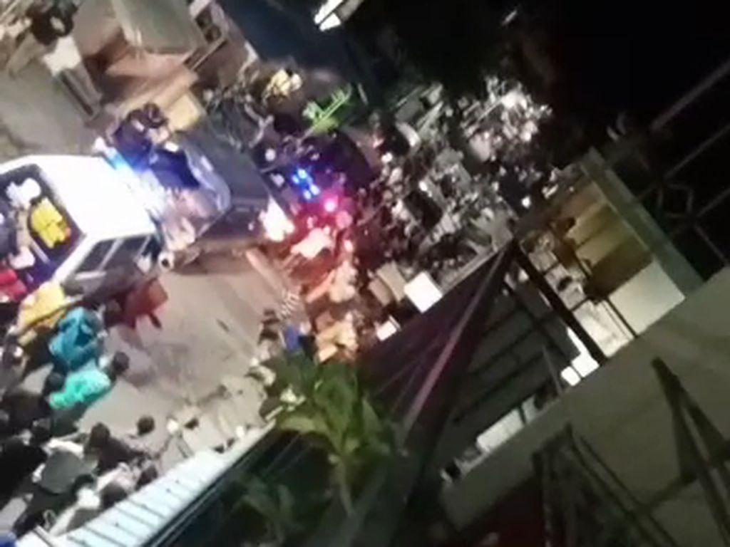 Operasi PPKM Darurat di Surabaya Ricuh, Warga Melawan dan Lempari Petugas Operasi PPKM Darurat di Surabaya Ricuh, Warga Melawan dan Lempari Petugas