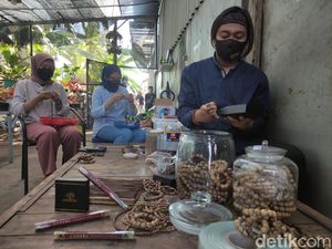 Perajin Tasbih Gaharu Tembus Mancanegara, Saat Pandemi Hanya Terima Pesanan Perajin Tasbih Gaharu Tembus Mancanegara, Saat Pandemi Hanya Terima Pesanan