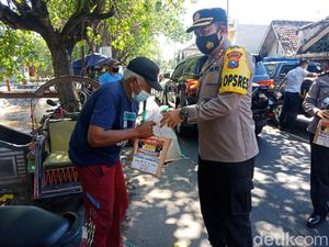 Polisi Bagi 300 Paket Sembako ke Warga Terdampak PPKM Darurat di Jombang Polisi Bagi 300 Paket Sembako ke Warga Terdampak PPKM Darurat di Jombang
