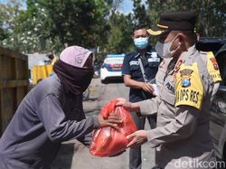 Polisi Beri Bantuan Kaum Dhuafa di Lamongan yang Terdampak PPKM Darurat