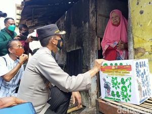 Polisi dan TNI Bagikan 1.500 Bingkisan ke Warga Terdampak dan Isoman Banyuwangi