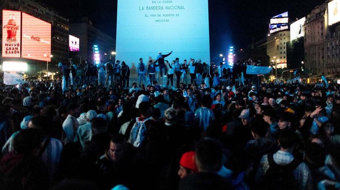 Rayakan Juara, Pendukung Argentina Berkumpul di Tengah Pandemi Argentina menjadi juara Copa America 2021. Para pendukungnya pun berkumpul untuk merayakan gelar juara ini.