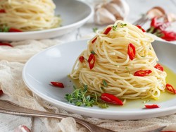 Resep Spaghetti Aglio Olio Sederhana yang Pedas Gurih