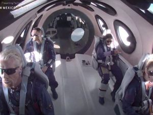 Richard Branson Sudah Lepas Landas Menuju Antariksa