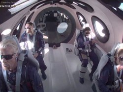 Richard Branson Sudah Lepas Landas Menuju Antariksa